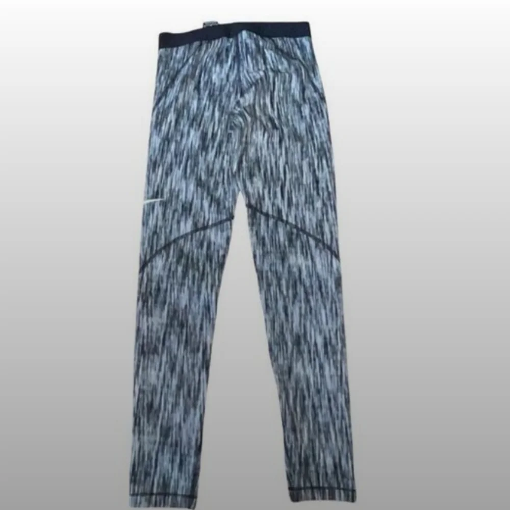 ❗️Nike❗️NWOT Black and Gray Patterned Warming Leggings 💠Sz M 💠